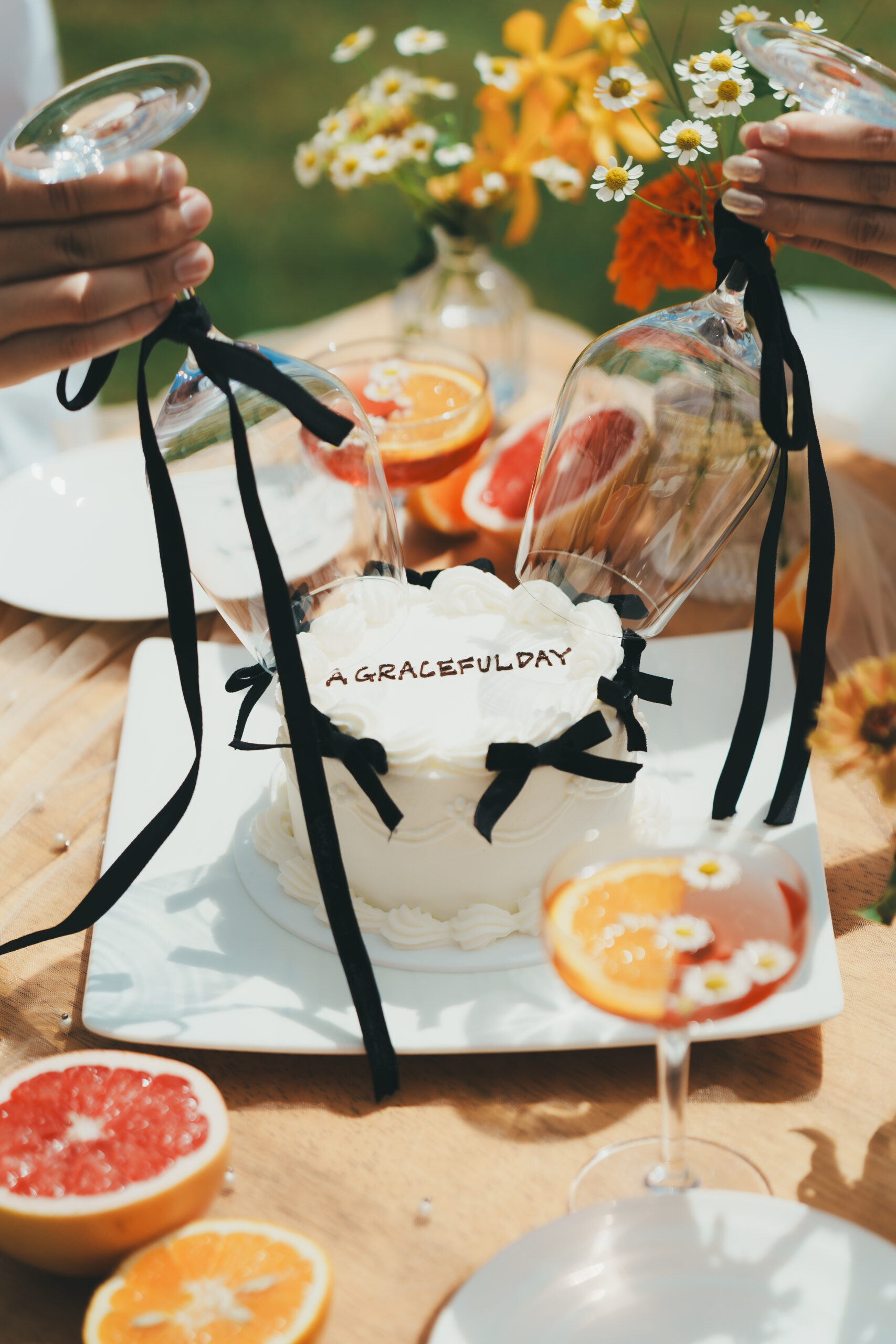 シンプルでありながら、細部にこだわりが詰まったウェディングケーキ