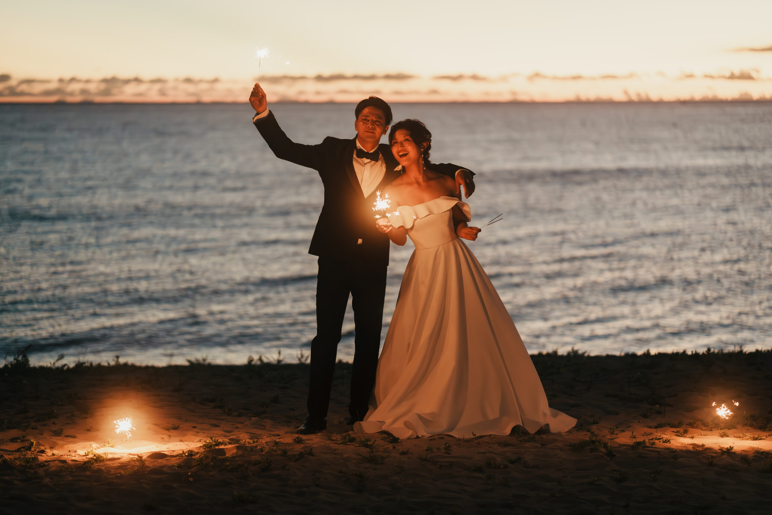 海辺で笑う、ふたりの門出